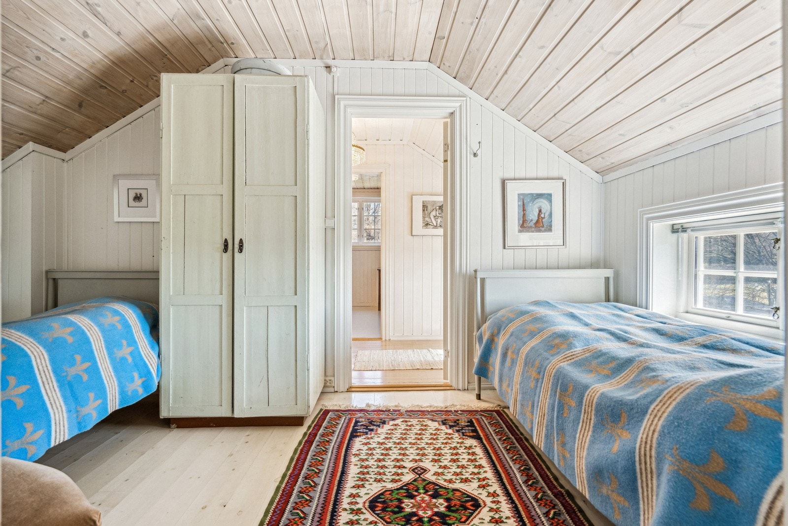 Boligen har fire gode soverom i andre etasje og et smart arbeidsrom i første etasje Galleribilde