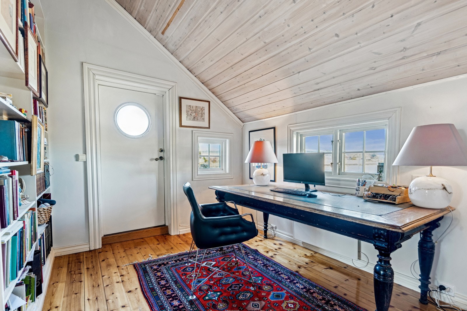 Tv-stuen har adkomst fra kjøkkenet via tofløyet glassdør, og ligger videre tilknyttet arbeidsrommet som har utgang til terrassen og adkomst til en av de fire andre stuene. Galleribilde