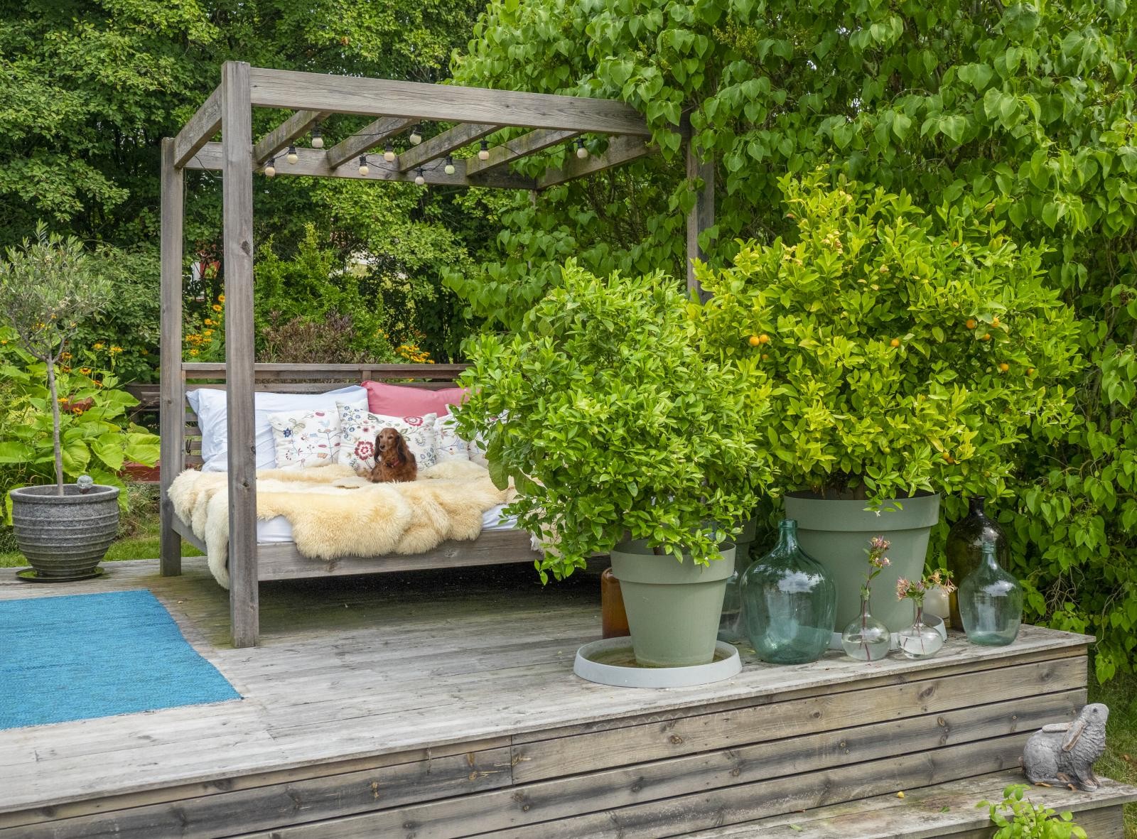 Ved siden av jacuzzien er det en plassbygd daybed. Galleribilde