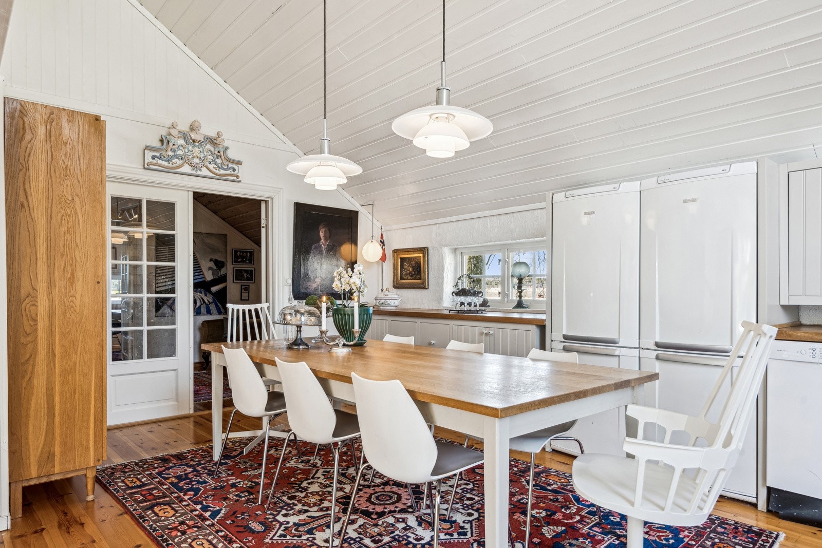 Det er også tregulv, lysmalte panelvegger, og malte murvegger med vindusglugger over kjøkkenbenken som gir et rustikk hint. Galleribilde