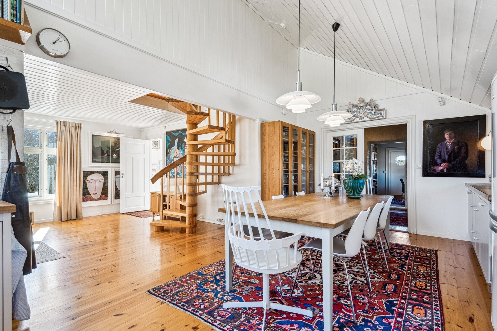 Det er god plass til spisebord i kjøkkensonen, men også mulighet for spisestue i den åpne, tilknyttede stuen. Galleribilde