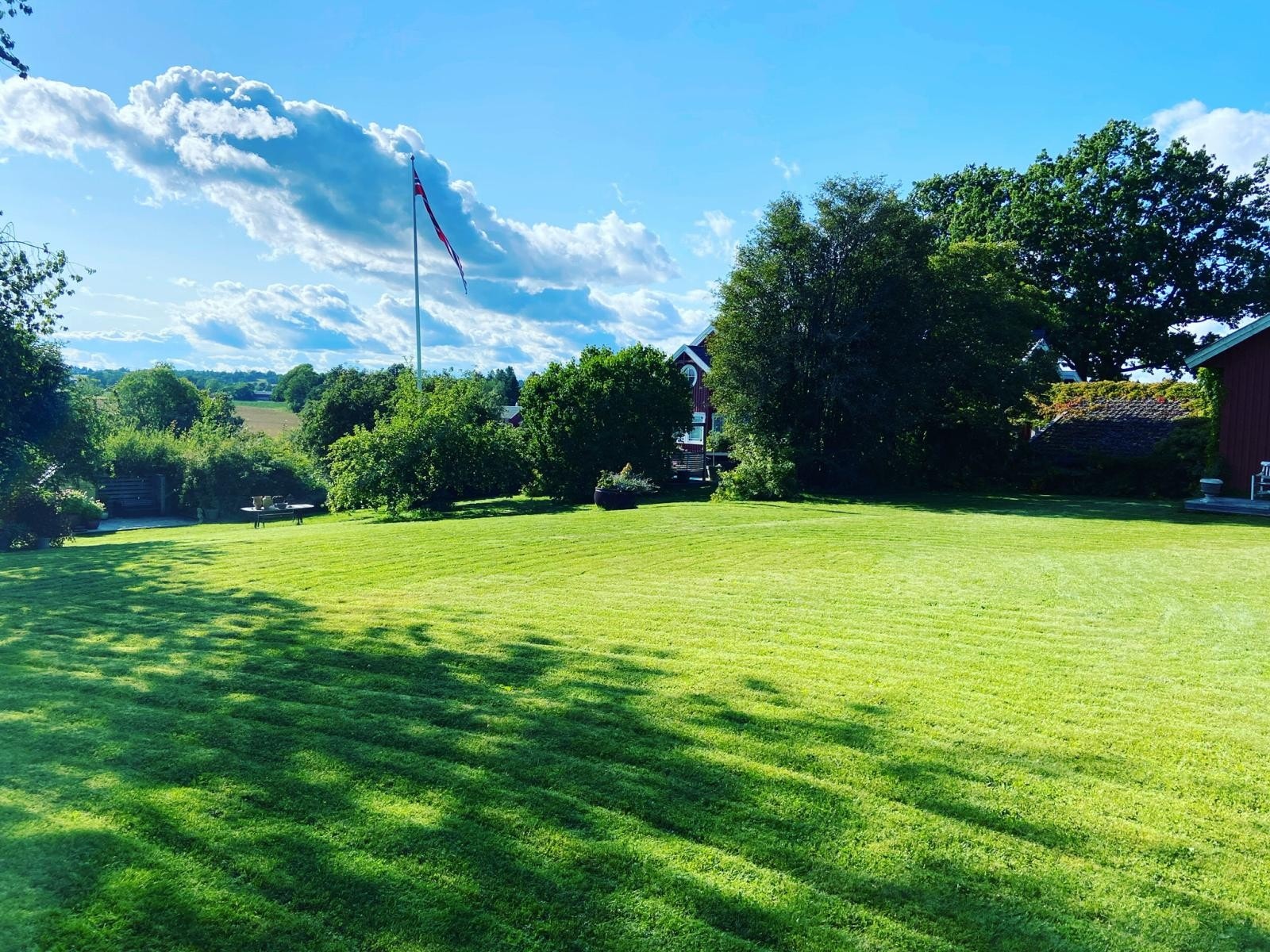 Eiendommen er romslig, og det er stor gressplen i tillegg til den frodige hagen Galleribilde