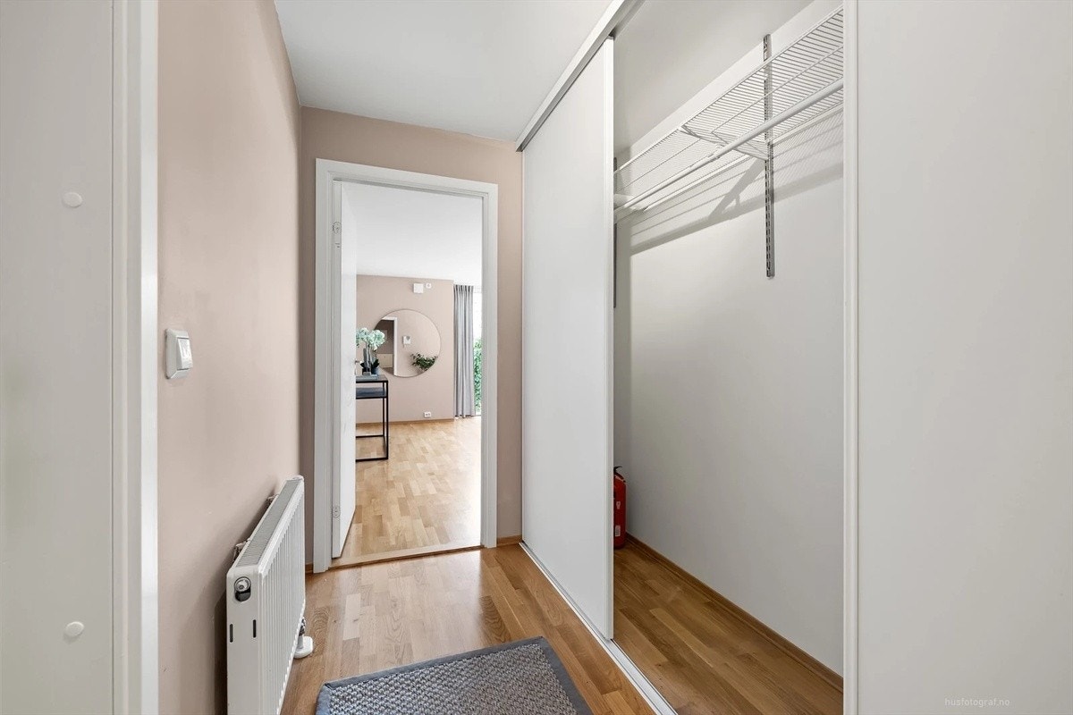 Stor garderobe i gang Galleribilde