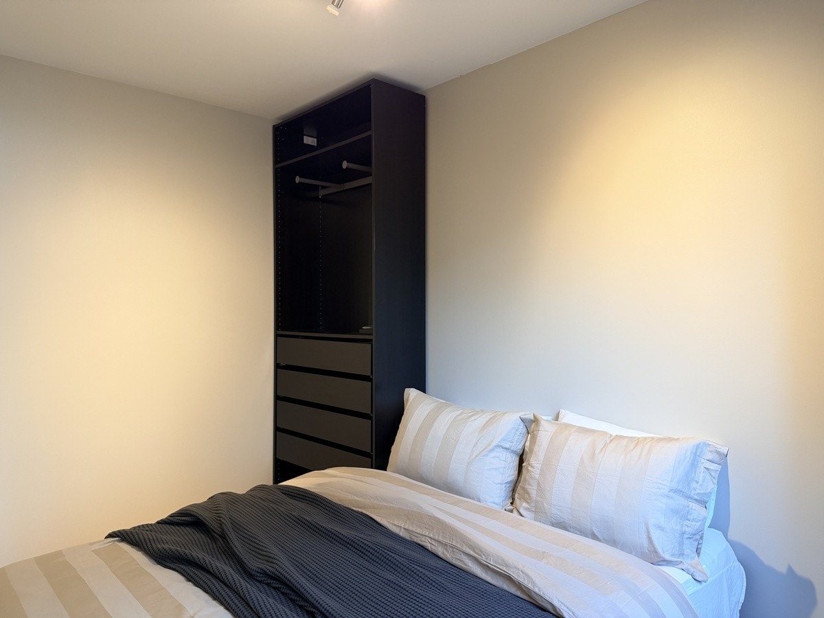 Garderobe inkludert Galleribilde