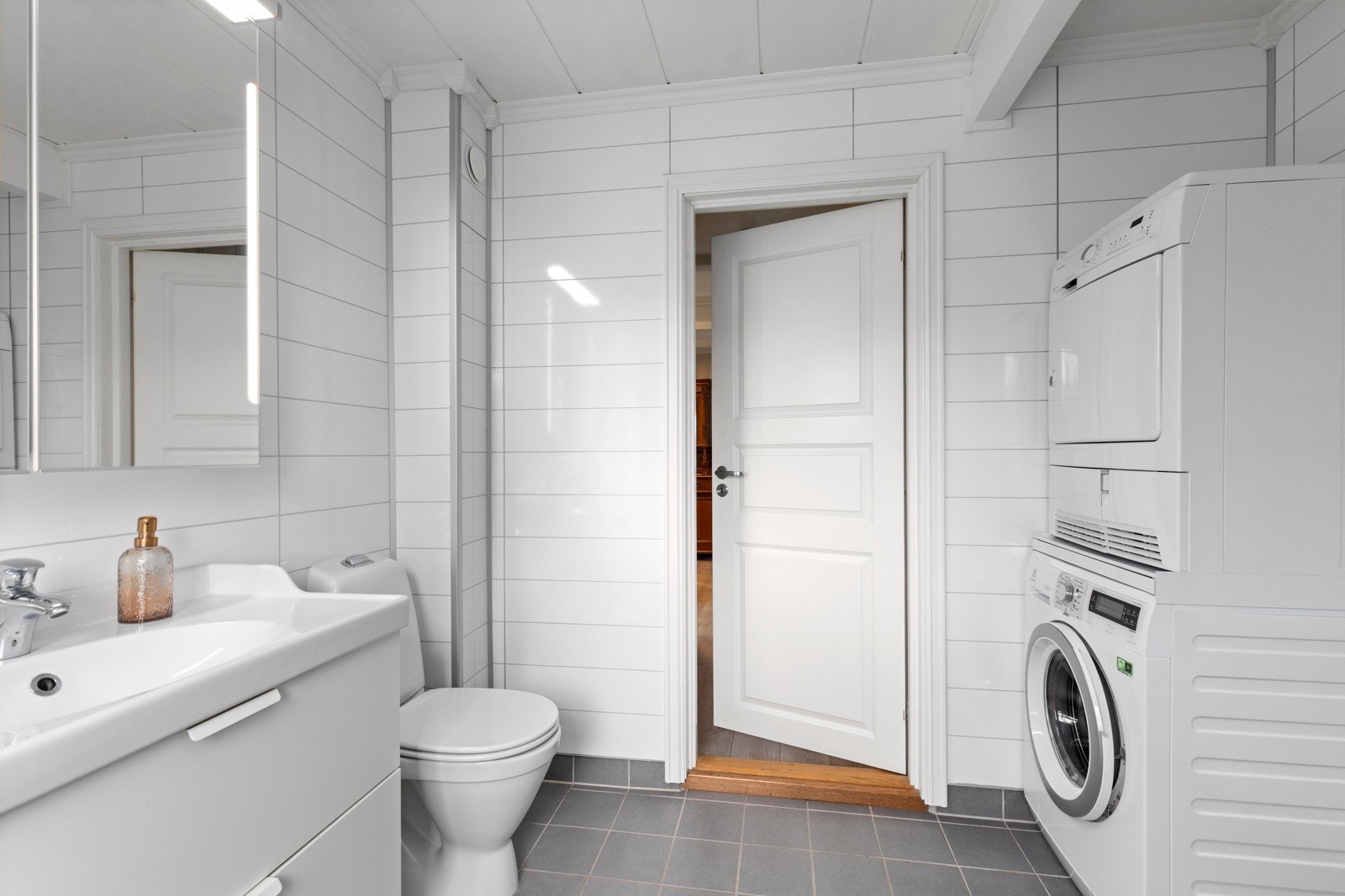 Badet er oppgradert i 2015 og er innredet med, dusjkabinett. klosett, servant med underskuffer av glatt utførelse og opplegg til vaskemaskin. Galleribilde