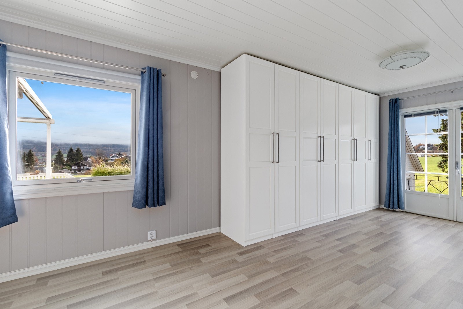 Soverom som er malt i moderne farger og har gode vindusflater. Galleribilde