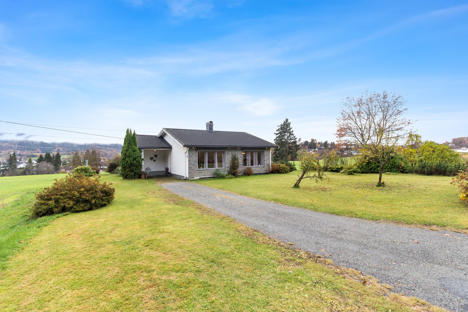 Boligen står for seg selv med jordbruksområde som nærmeste nabo. Galleribilde