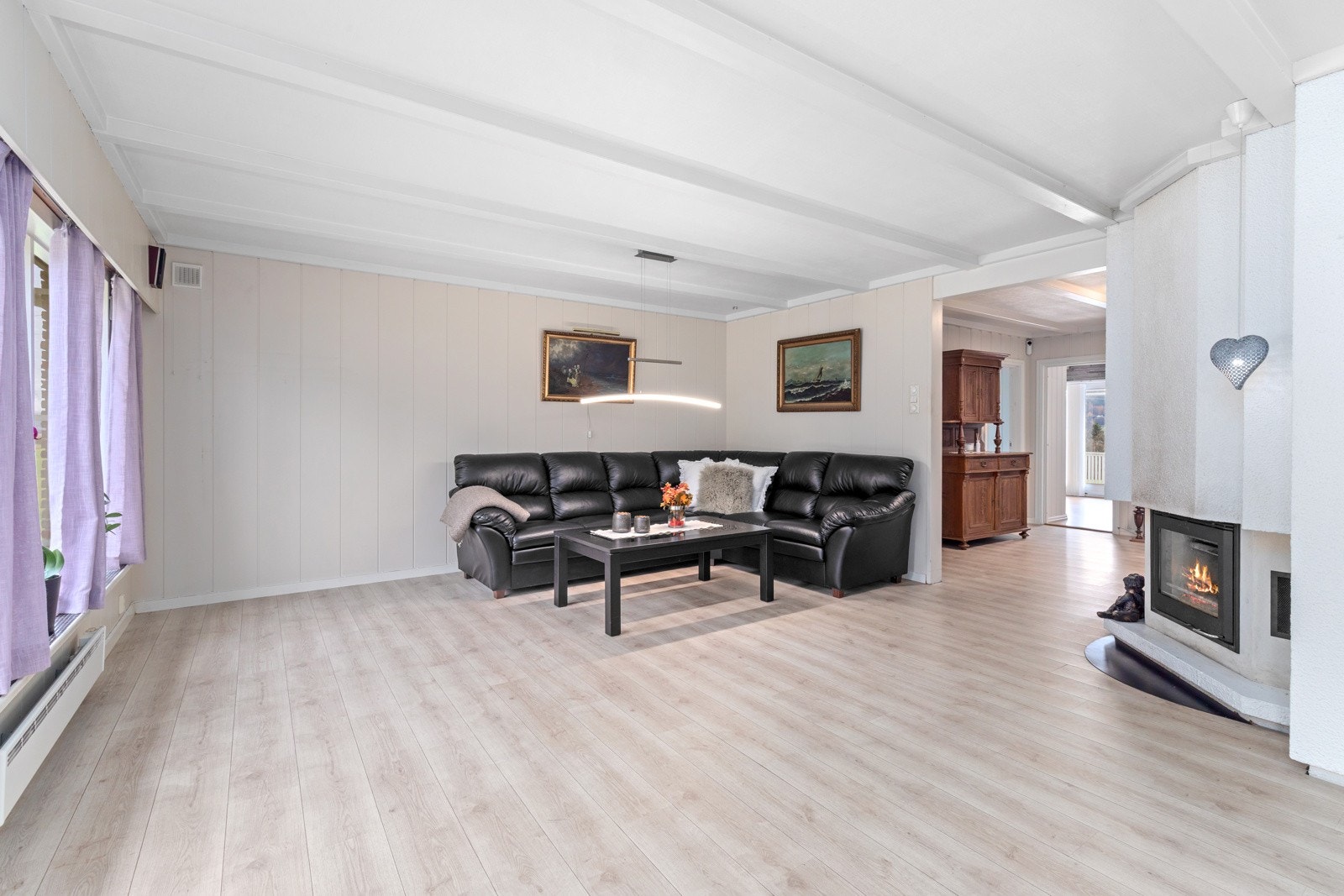 I stuen er det montert en Mitsubishi varmepumpe og peis. Galleribilde