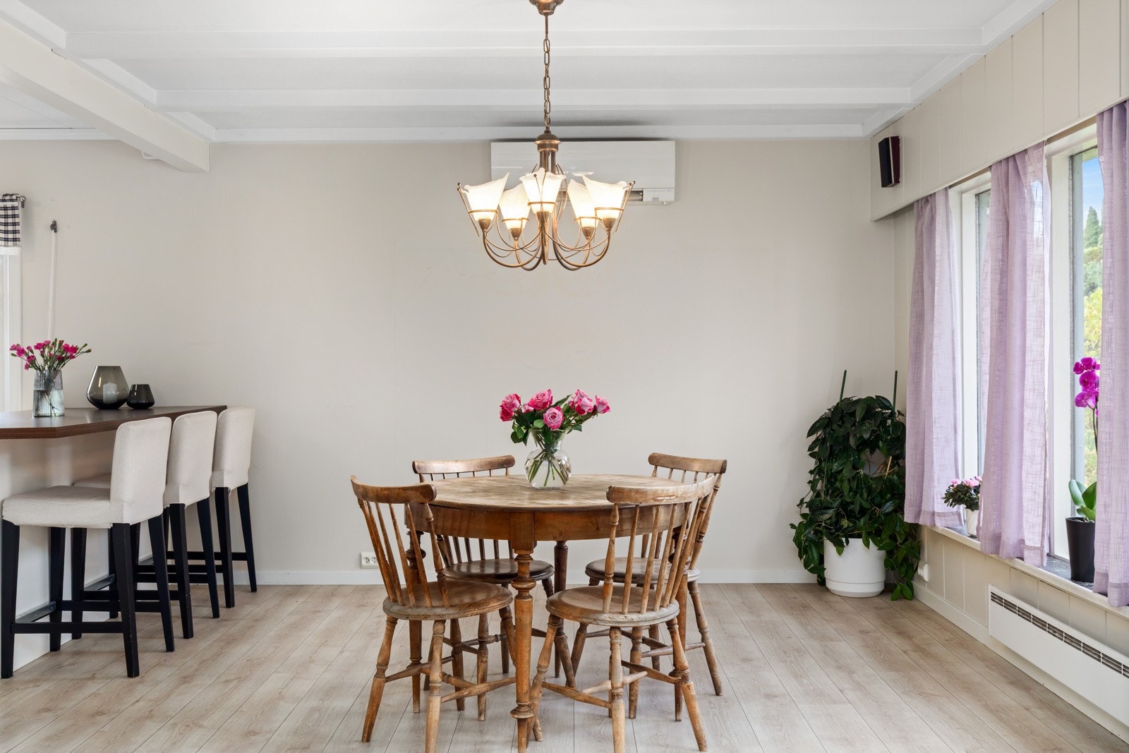 Spisestue med god plass til en trivelig spisegruppe. Galleribilde