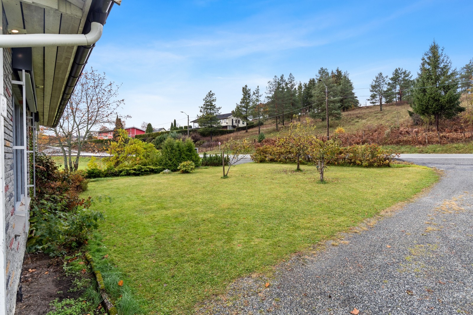 Det er montert utvendige persienner på stuevinduer i 2015. Galleribilde