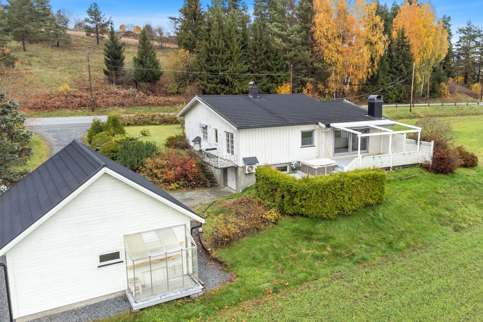 Det er flere parkeringsmuligheter med dobbeltgarasje, plass til bil i garasje og plass i egen gårdsplass. Galleribilde