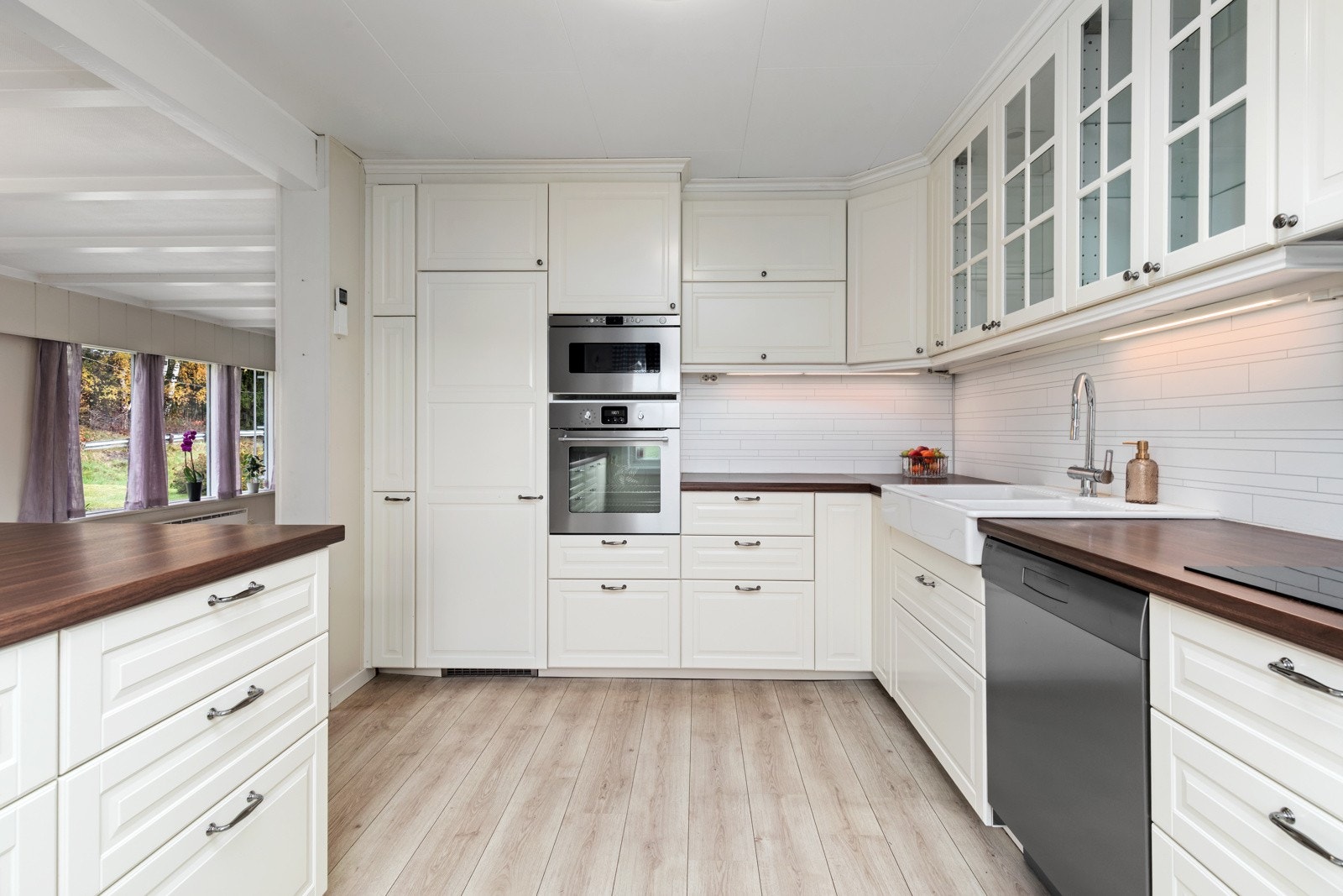 Kjøkkenet er lyst og moderne, oppgradert i 2015. Galleribilde