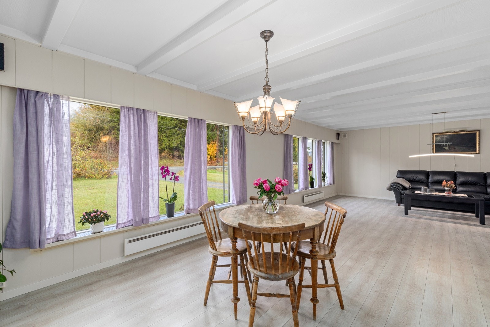 Stuen/spisestuen er en flott arena å invitere til hyggelige sammenkomster med venner og familie. Galleribilde