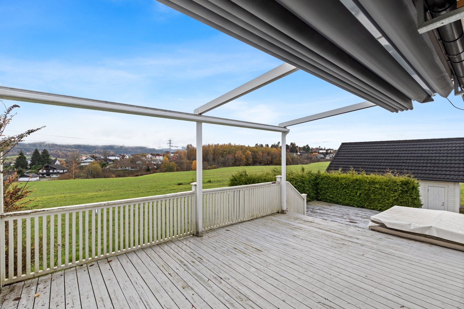 Veranda med utsikt mot jordbruksområde. Galleribilde