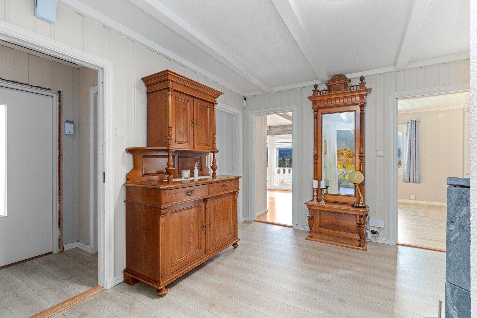 Fra entreen er det adkomt til stue, 2 soverom og bad. Galleribilde