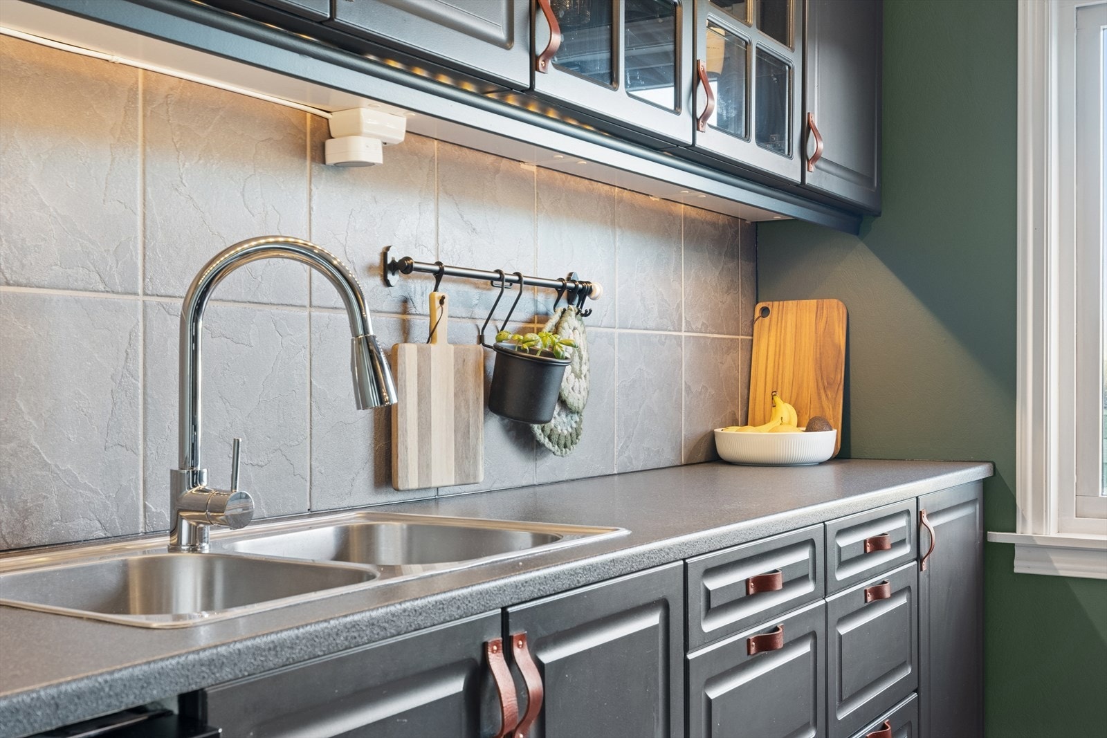 Fliser mellom over og underskaper. Innredning skiftet de senere år. Galleribilde