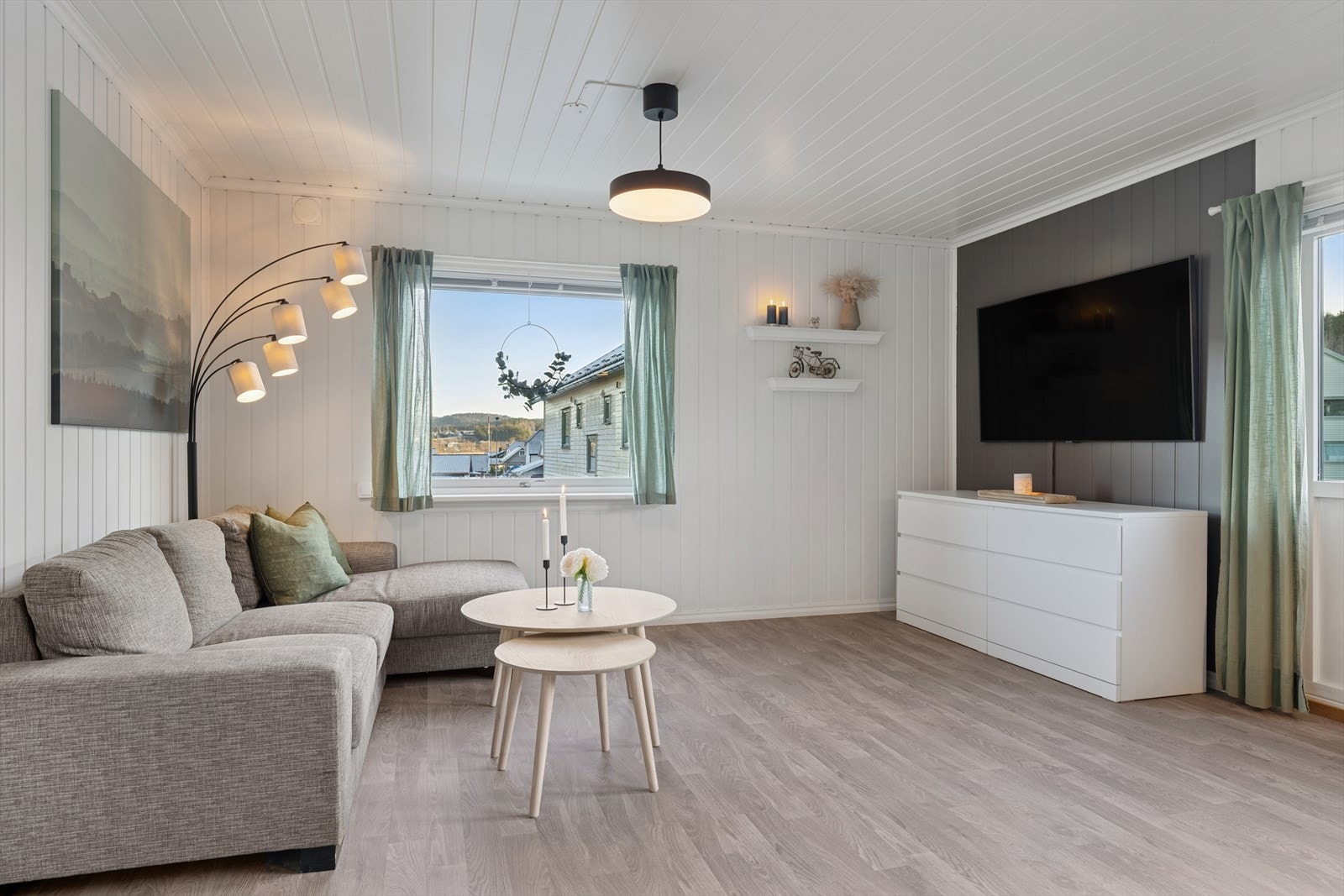 God plass til sofagruppe og tv-møblement. Galleribilde