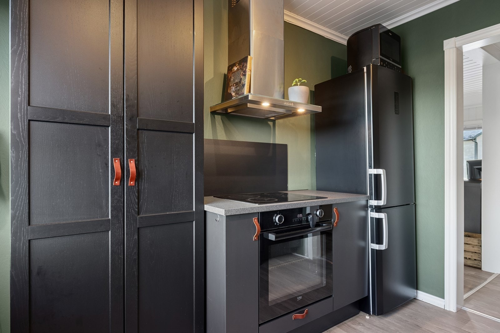 God skap- og benkeplass. Avtrekk over kokemuligheter ført ut i vegg. Galleribilde