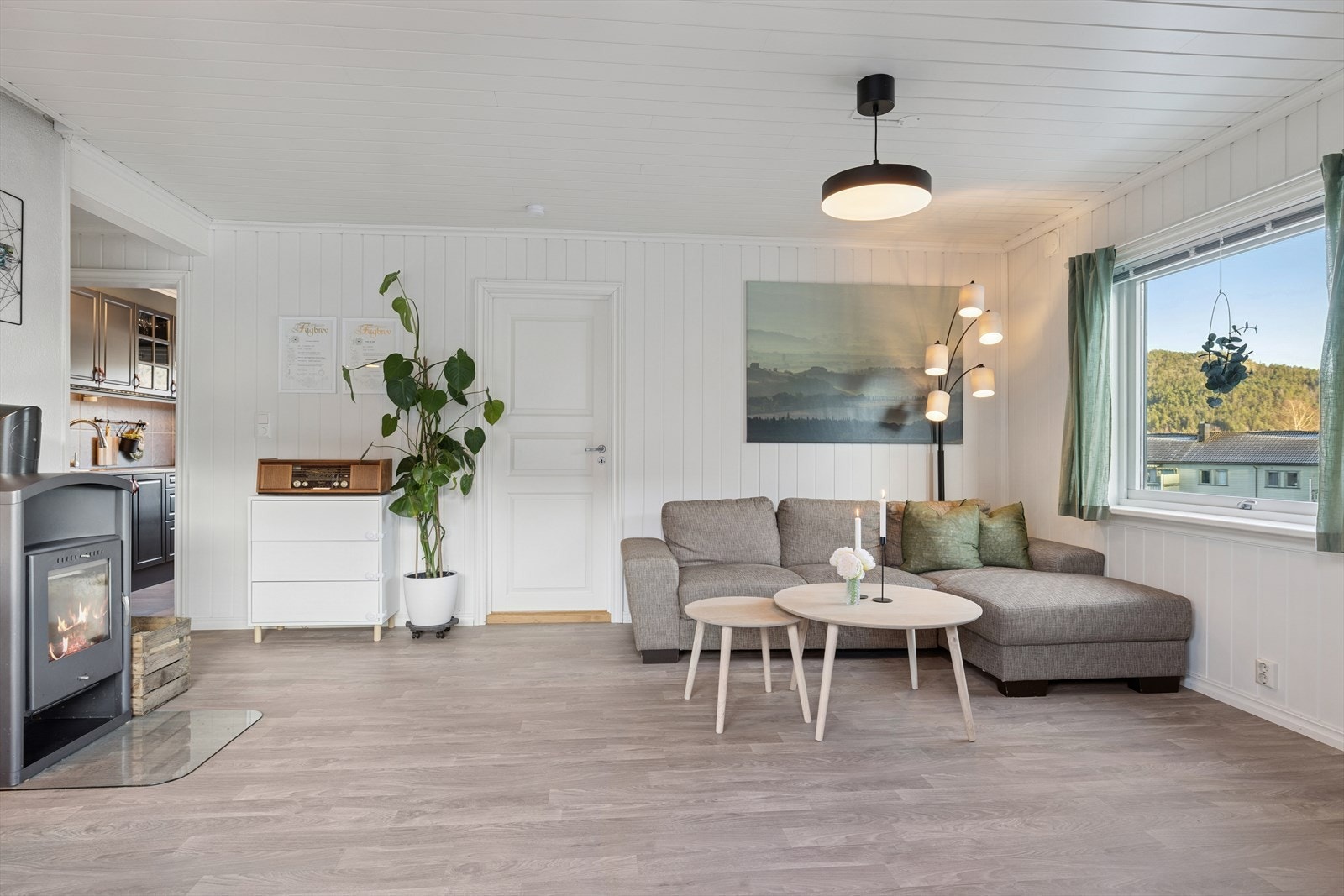 Lys og romslig stue med store vindusflater som gir godt med lysinnslipp. Galleribilde