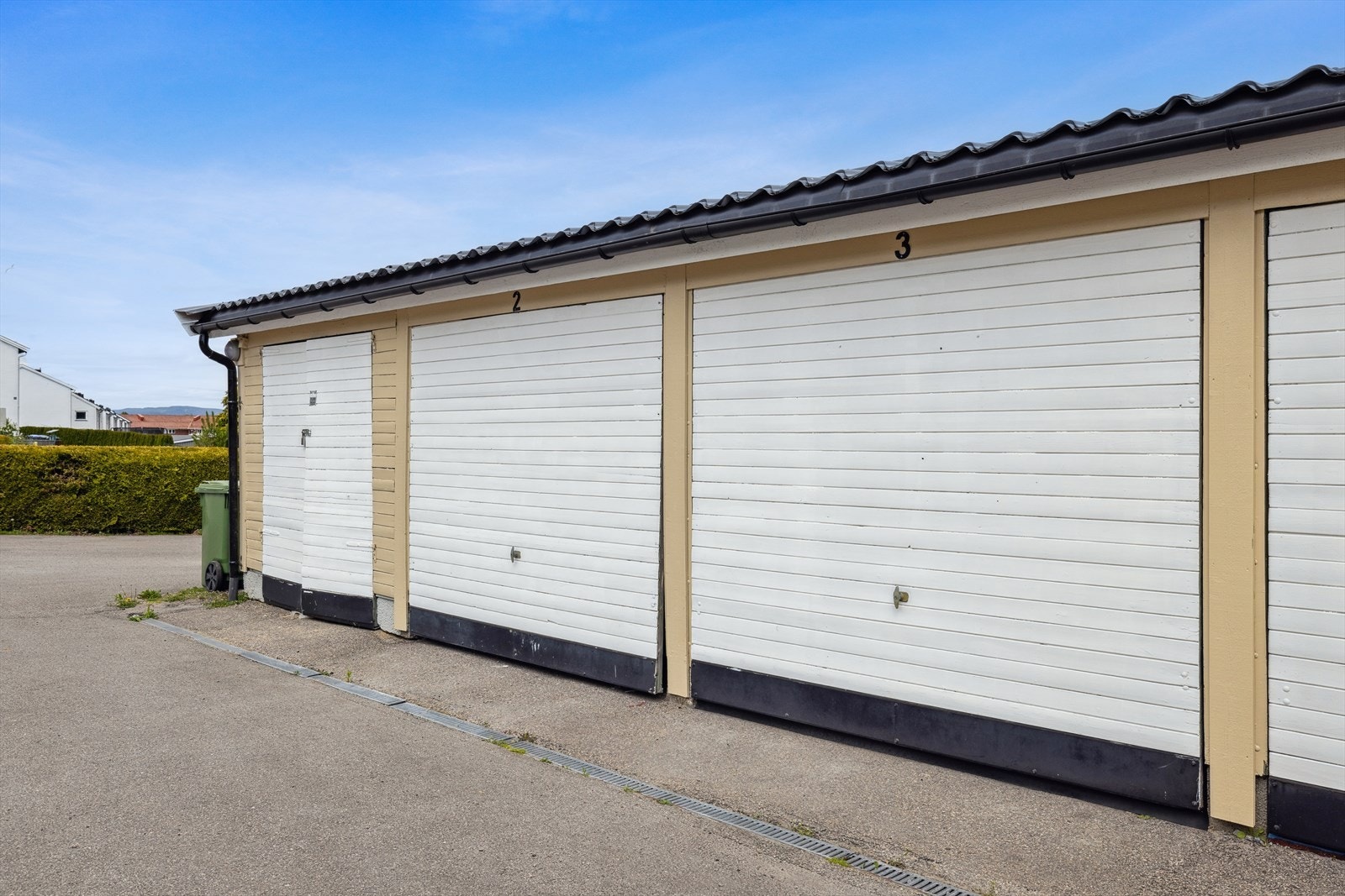 Parkering i garasje og egen parkeringsplass utenfor boligen. Borettslaget har el-bil ladere, 2 ladestasjoner. Galleribilde