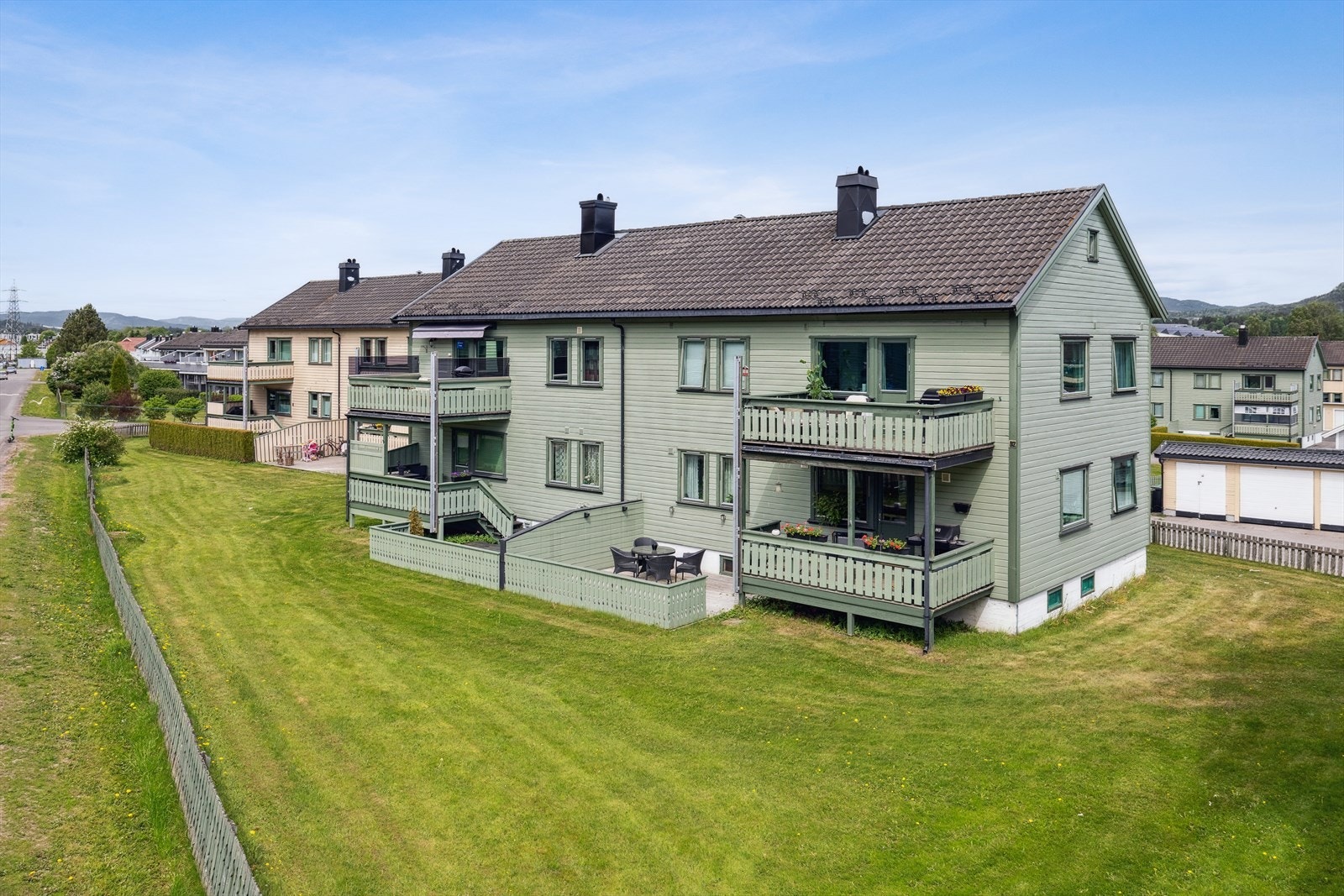 Opparbeidet med grøntareal og romslig gårdsplass. Galleribilde