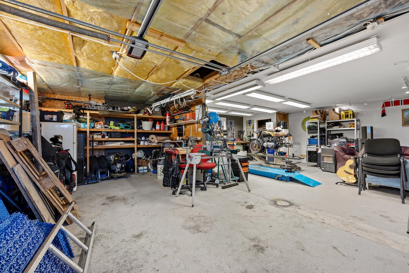 .Garasjen er isolert og delvis innredet, og det er allerede lagt inn både strøm og vann (arbeidet er ikke fullført), noe som gir svært gode muligheter for videre tilpasning etter egne ønsker og behov Galleribilde