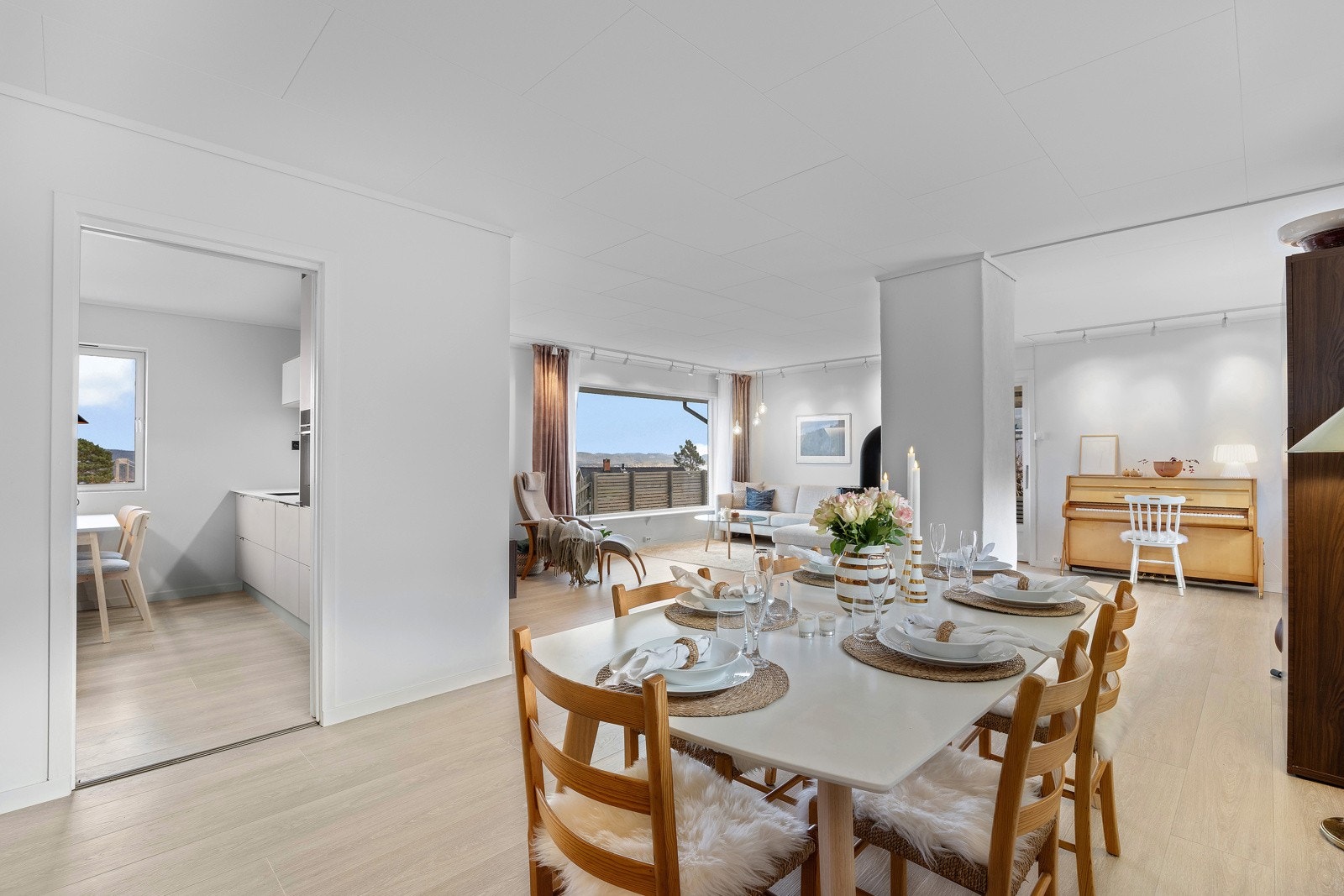 Stuen fikk nye laminatgulv og gipsvegger i 2025, og det elektriske anlegget ble oppgradert samme år. Galleribilde