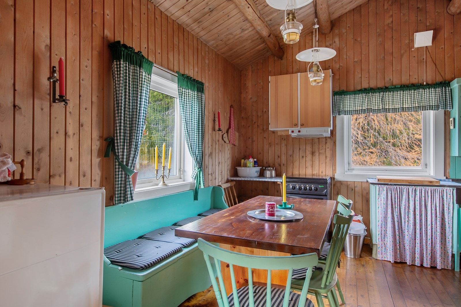 På kjøkkenet er det større spisegruppe med slagbenk hvor familien kan samles til en god frokost før dagens utflukt. Galleribilde