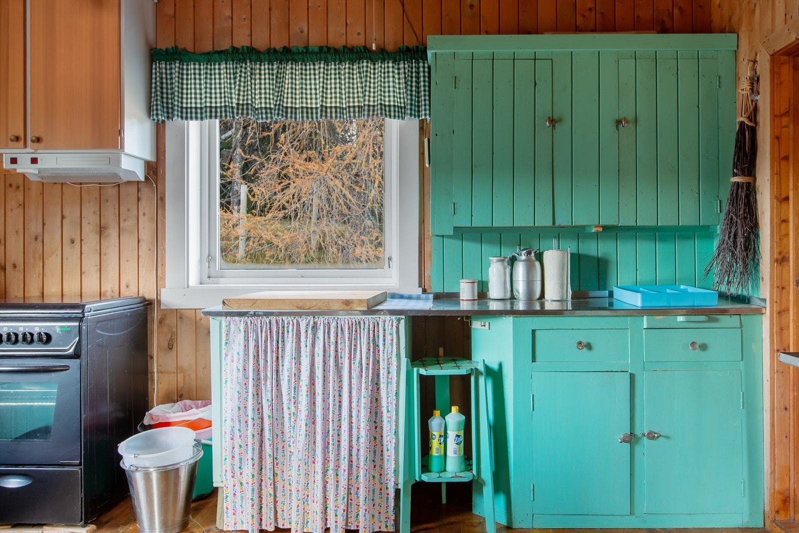 Over komfyren er det ventilator med avtrekk ut gjennom yttervegg. Galleribilde