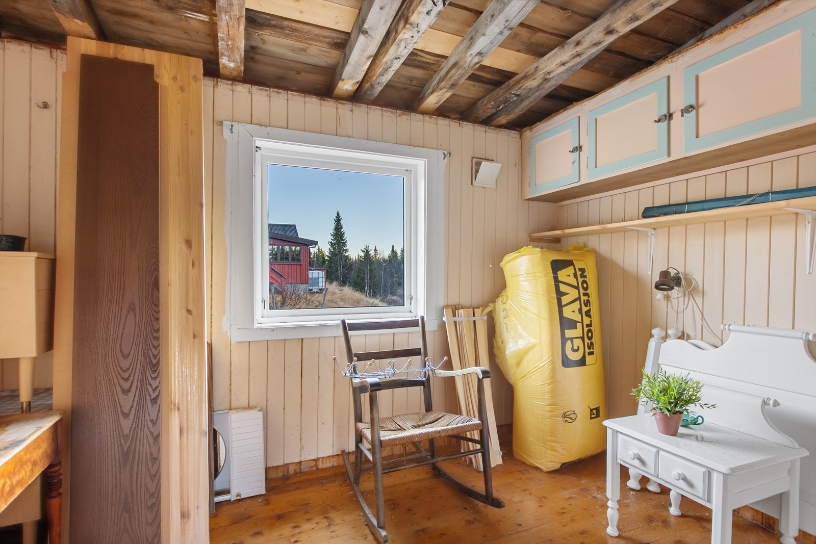 Noe veggflater og omramming mangler også, og det er en del behov for utbedringer/tilbakeføring av komponenter og bygningsdeler. Galleribilde