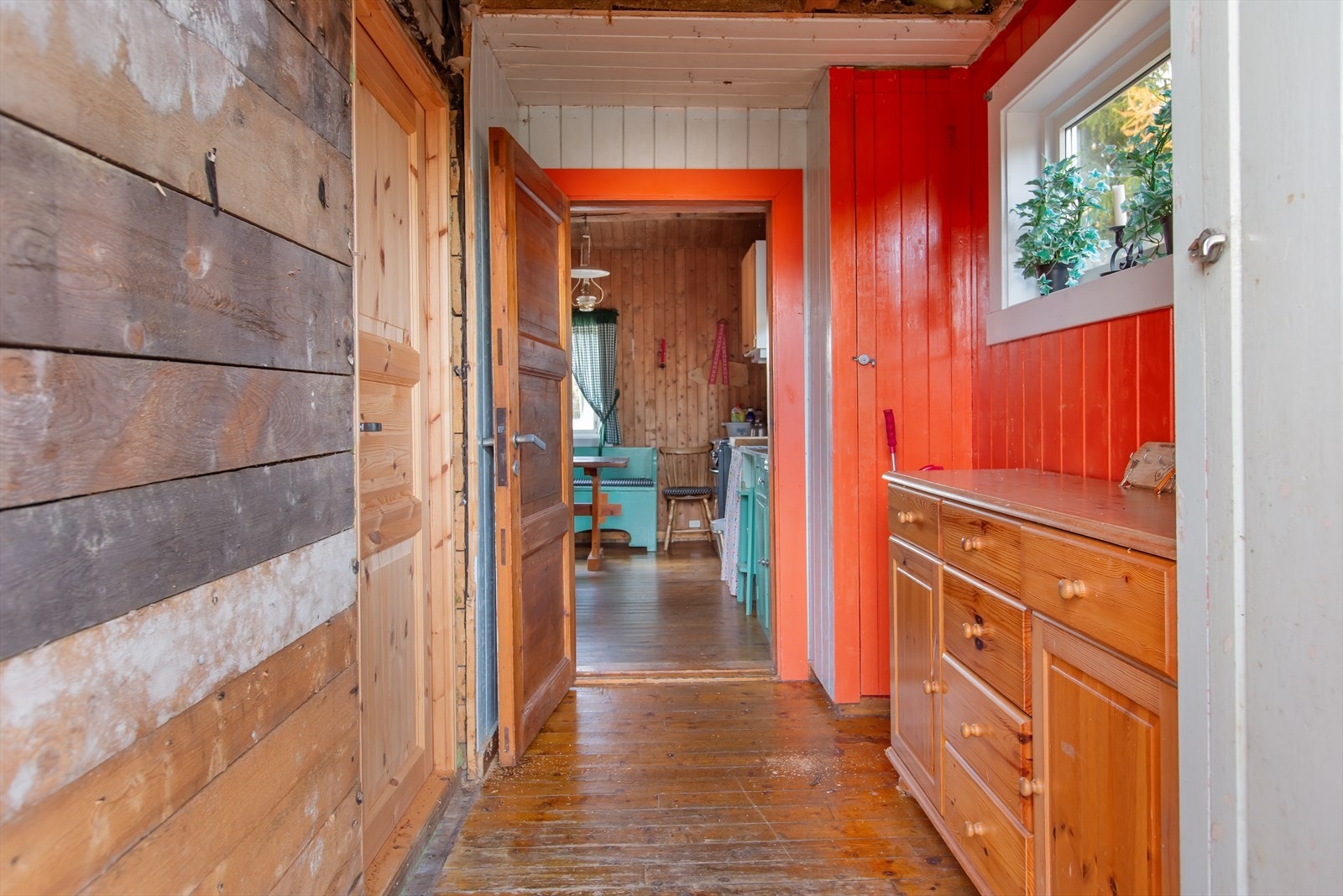 Arbeider gjenstår også, som nevnt, i gang, hvor det er god garderobeplass. Galleribilde