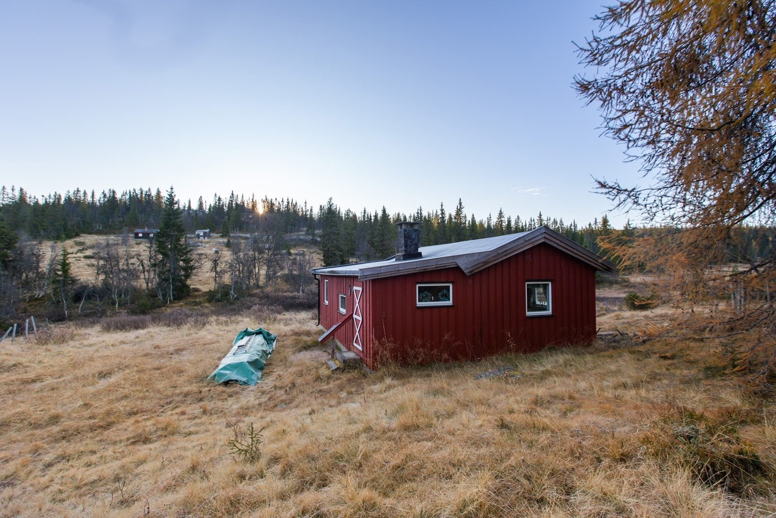På tunet er det eldre uthus med god plass til ved og utstyr, og det er en frittstående utedo. Galleribilde