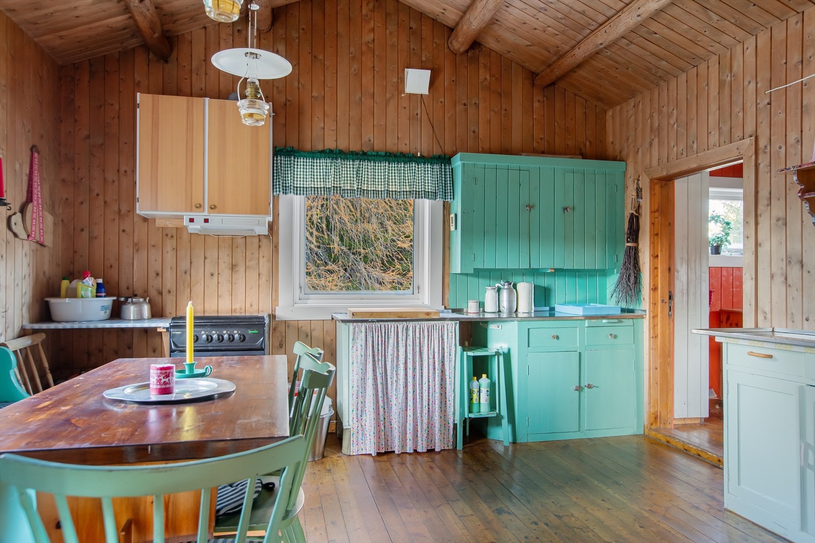 Kjøkkeninnredning er sammensatt av flere skaptyper med noen plassbygde skap. Galleribilde