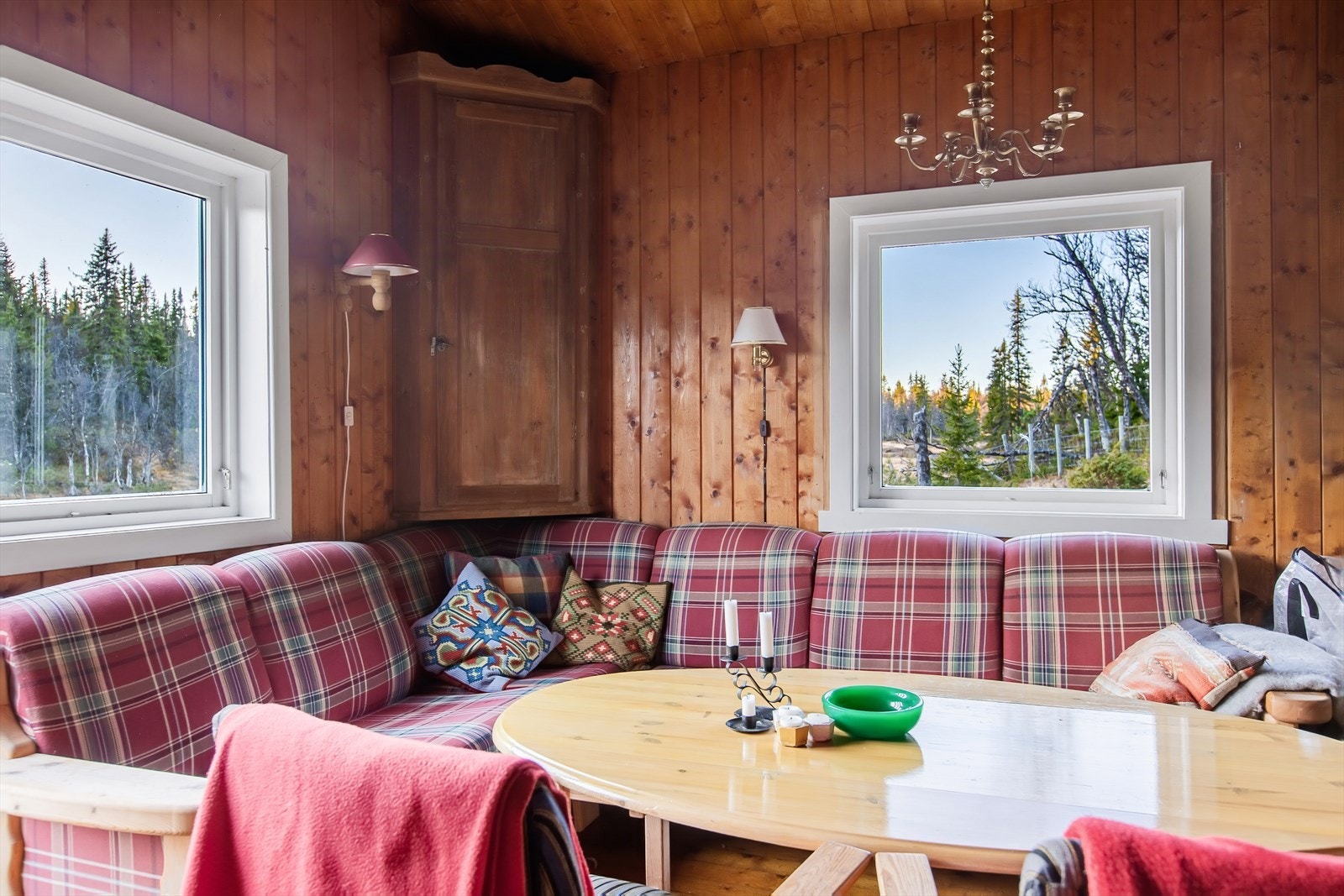 I stua er det med mønet himling og fem tømmeråser. Her er det vinduer og terrassedør med glassfelt som slipper naturen inn. Galleribilde