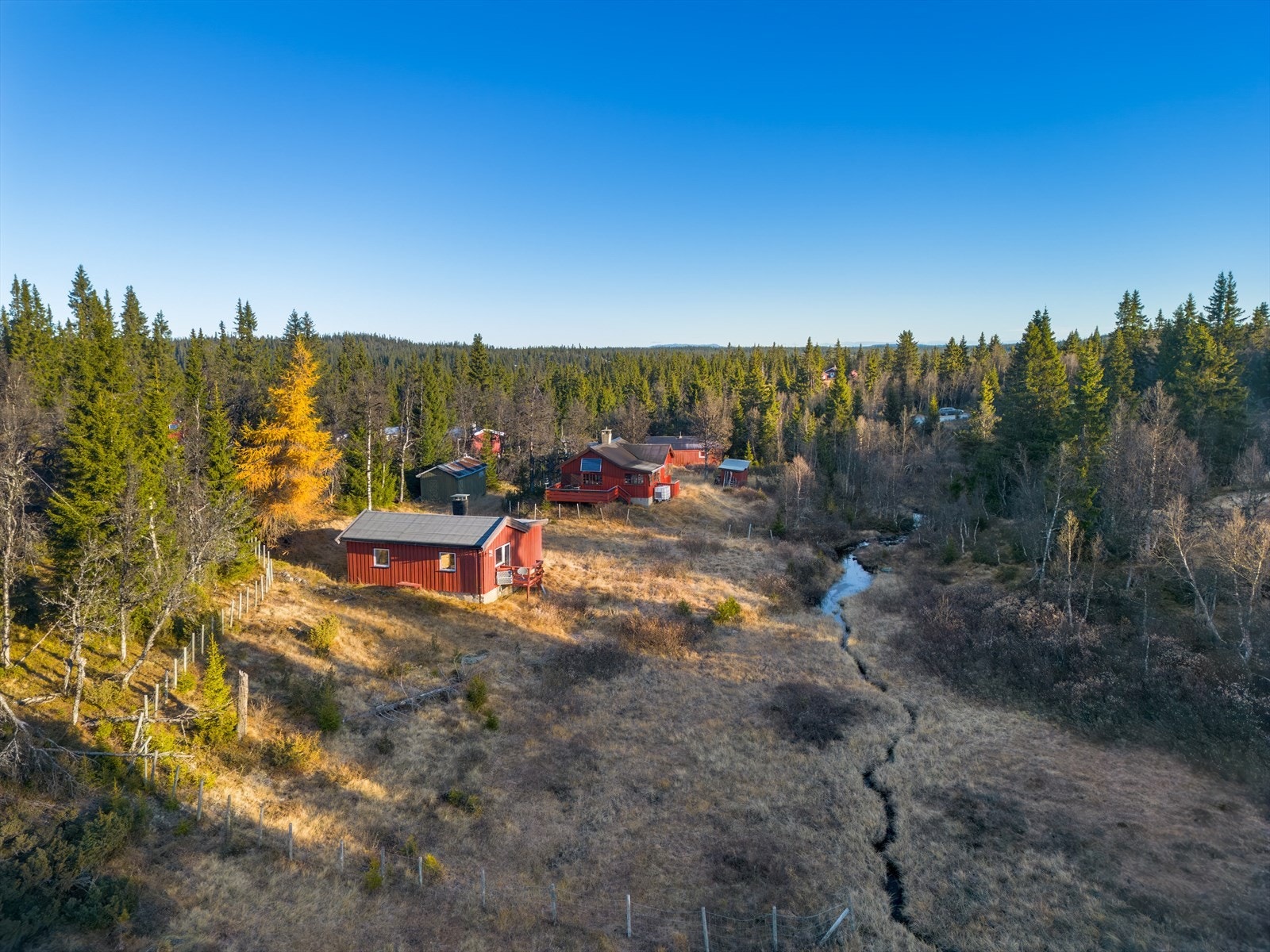 "Lyngbu" ligger nær Langtjernbekken og flotte skiløyper. Den har en romslig og fin naturtomt beliggende i svakt hellende terreng, hvor det er god plass til flere hyggelige uteplasser, lek og moro. Galleribilde