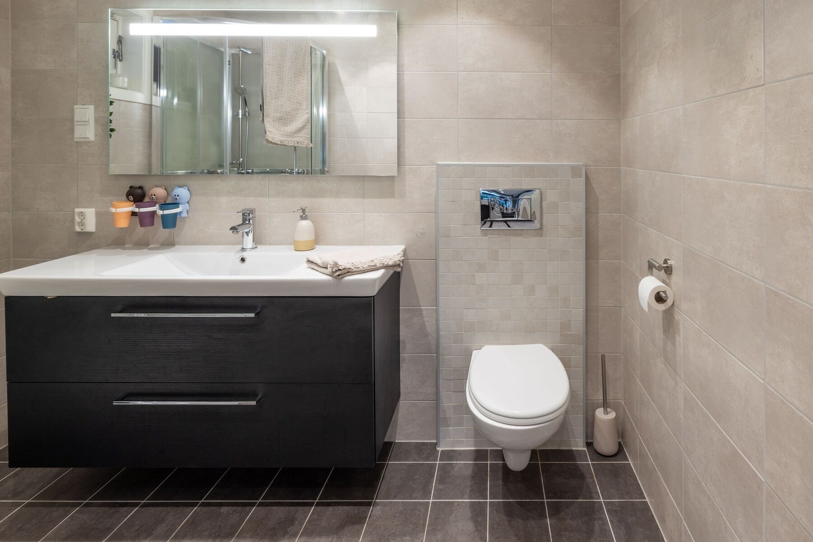 Flislagt og pent bad som ble oppgradert i 2016. Galleribilde