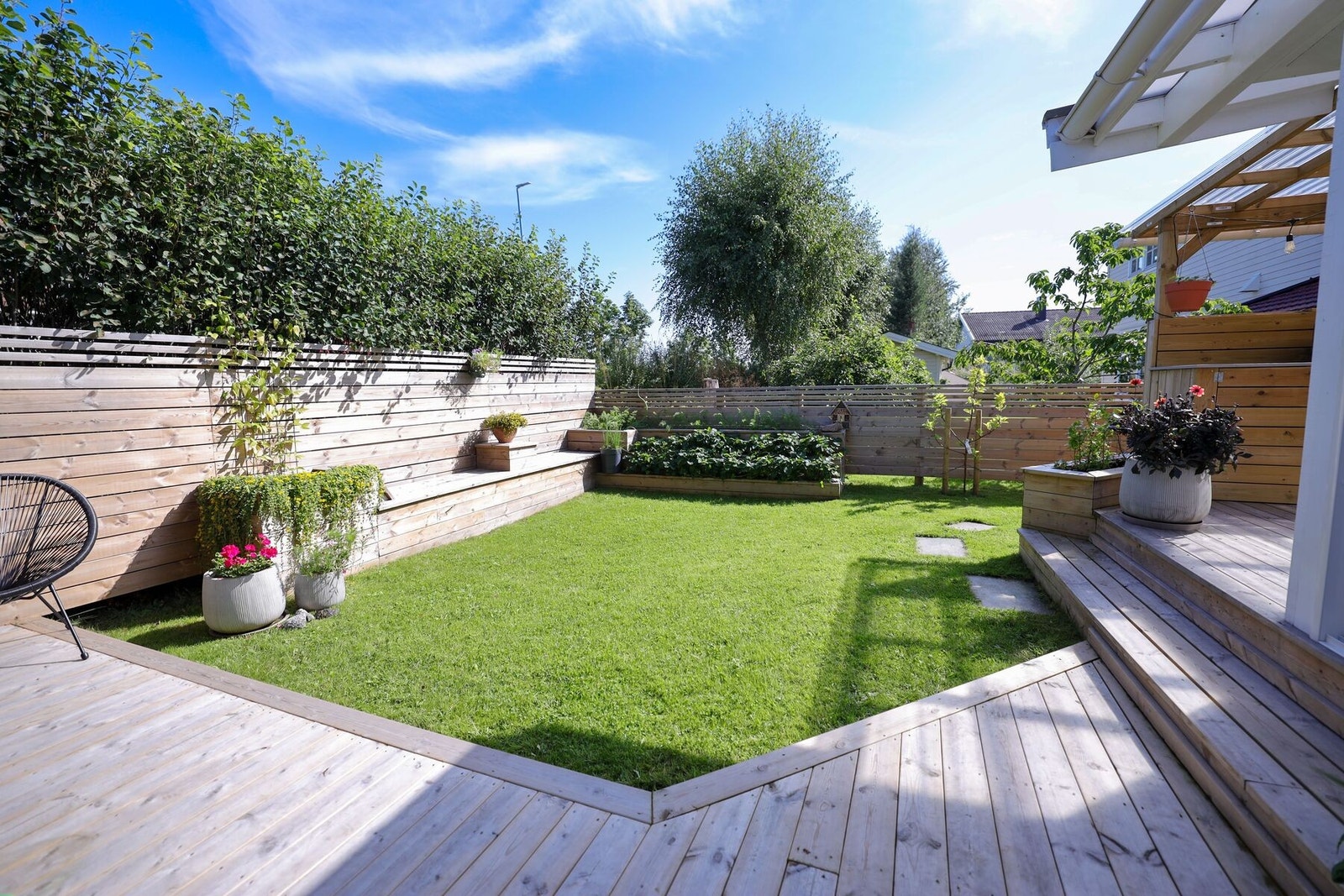 Solrik og svært skjermet hage på baksiden av boligen. Galleribilde