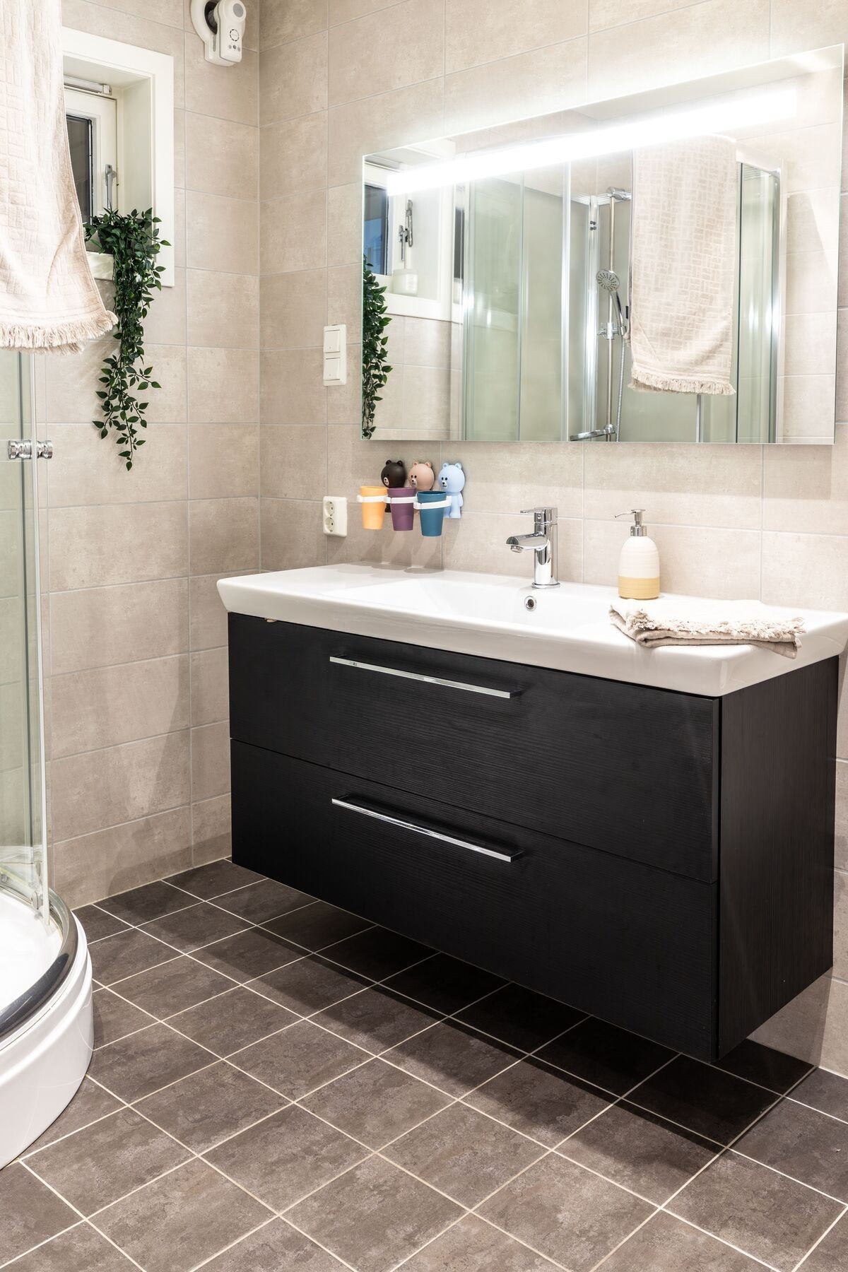 Badet i 1.etasje er på 4,4 kvm. Galleribilde