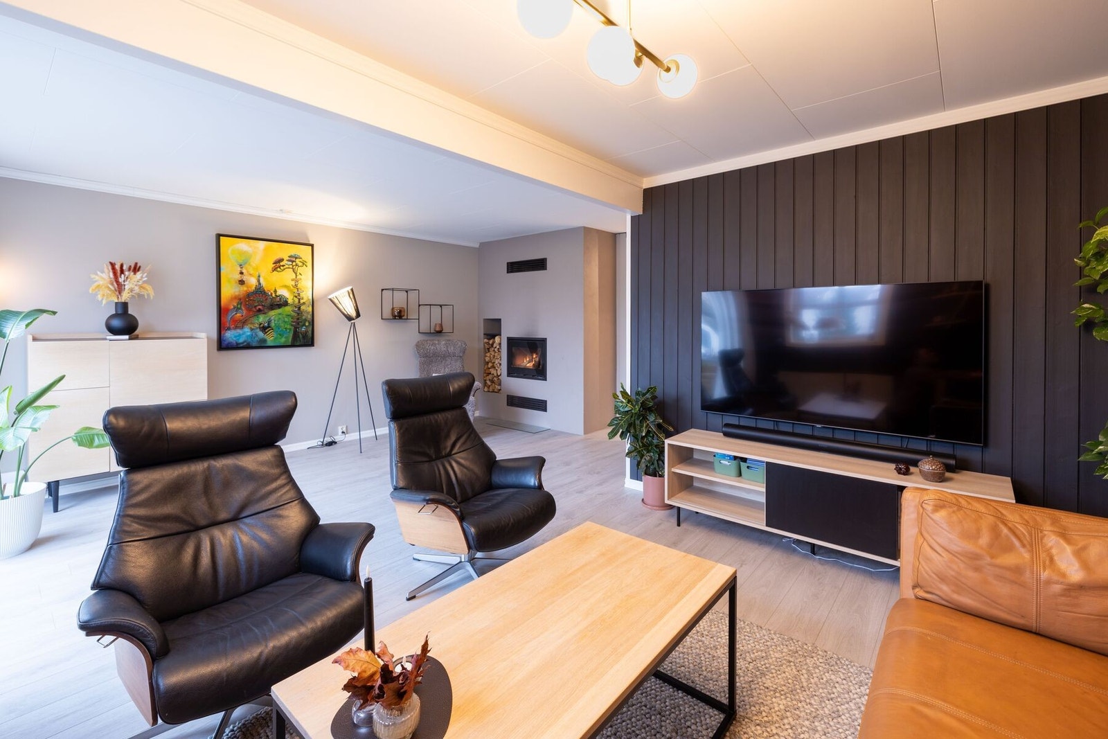 Stuen er på 26 kvm og har god plass til flere sittegrupper. Galleribilde