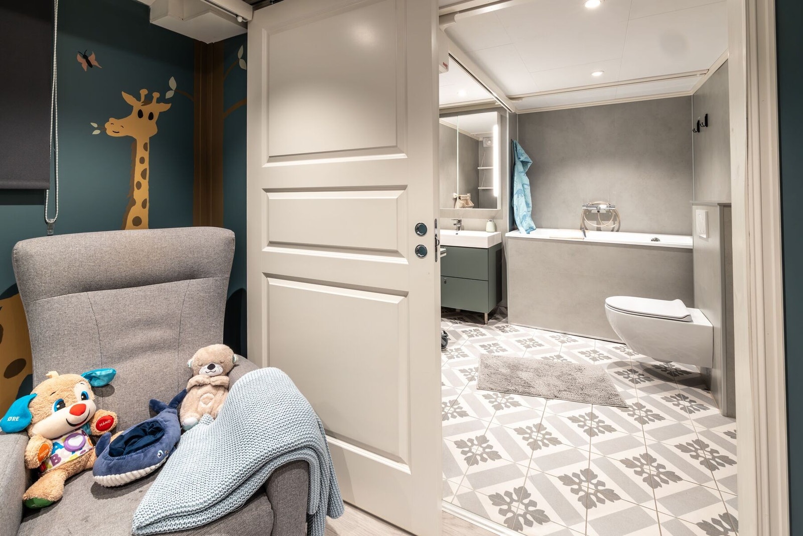 Fra soverommet har du direkte inngang til badet. Galleribilde