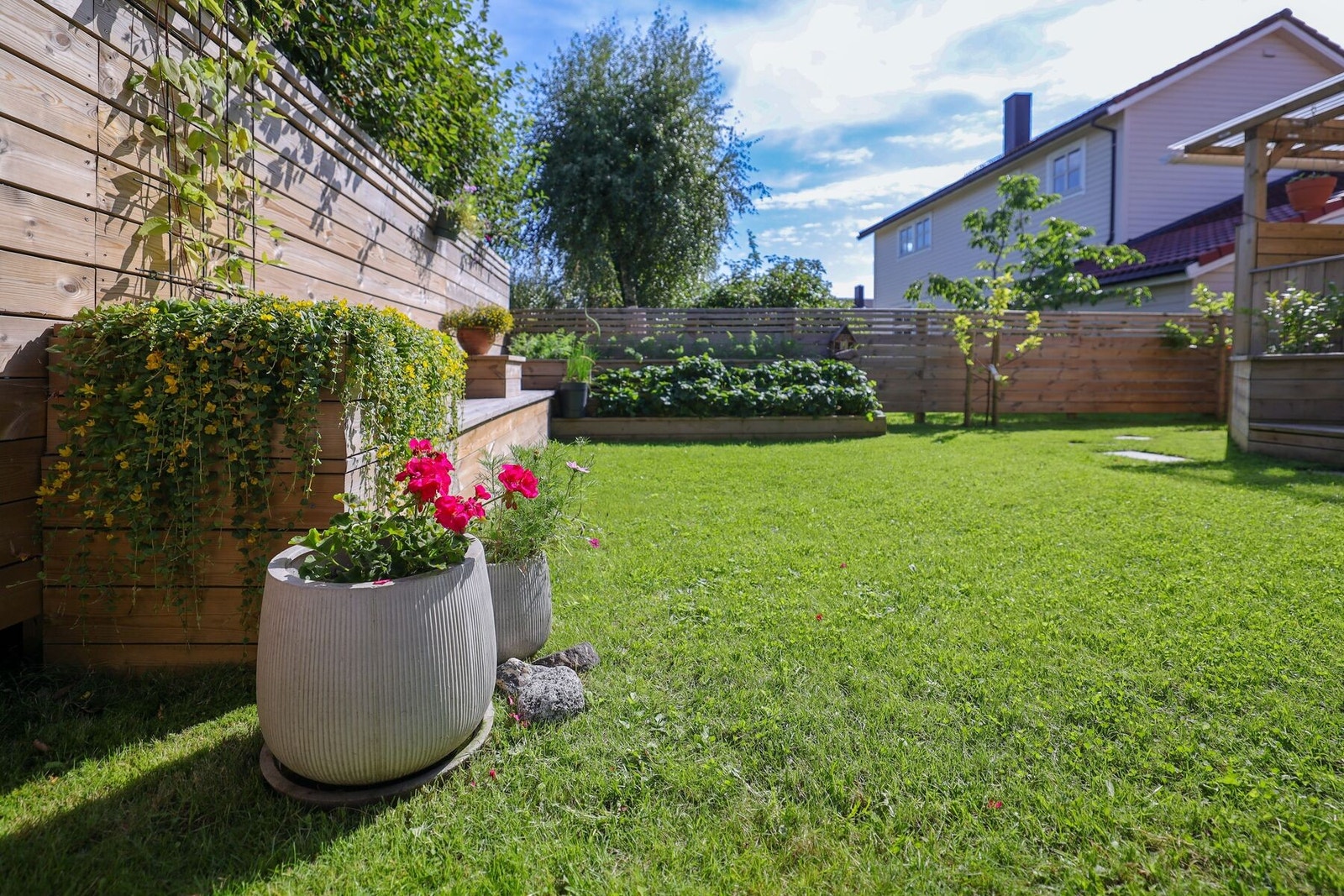 Solrik og skjermet hage med flere soner og tett hekk. Galleribilde