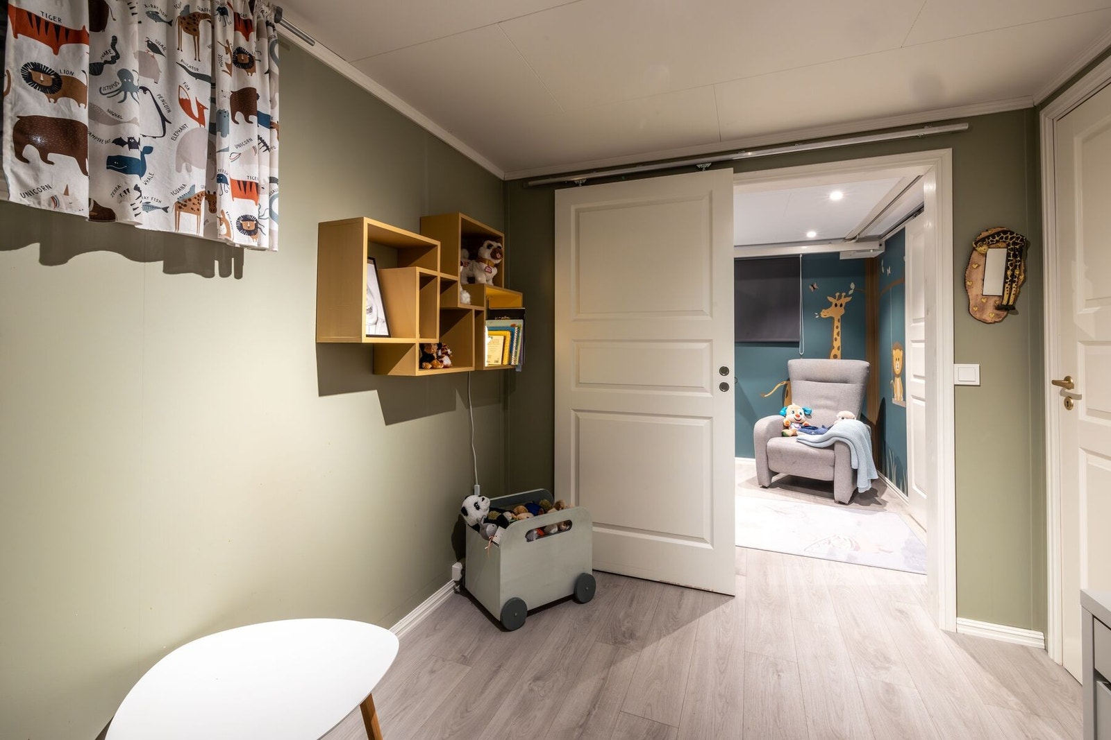 Hele boligen er malt i lekre og moderne farger. Galleribilde