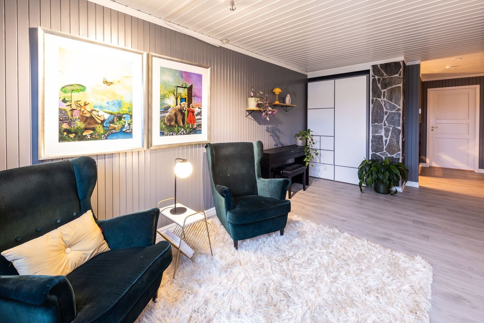 Stor loftstue som er et perfekt oppholdsrom for store og små. Galleribilde