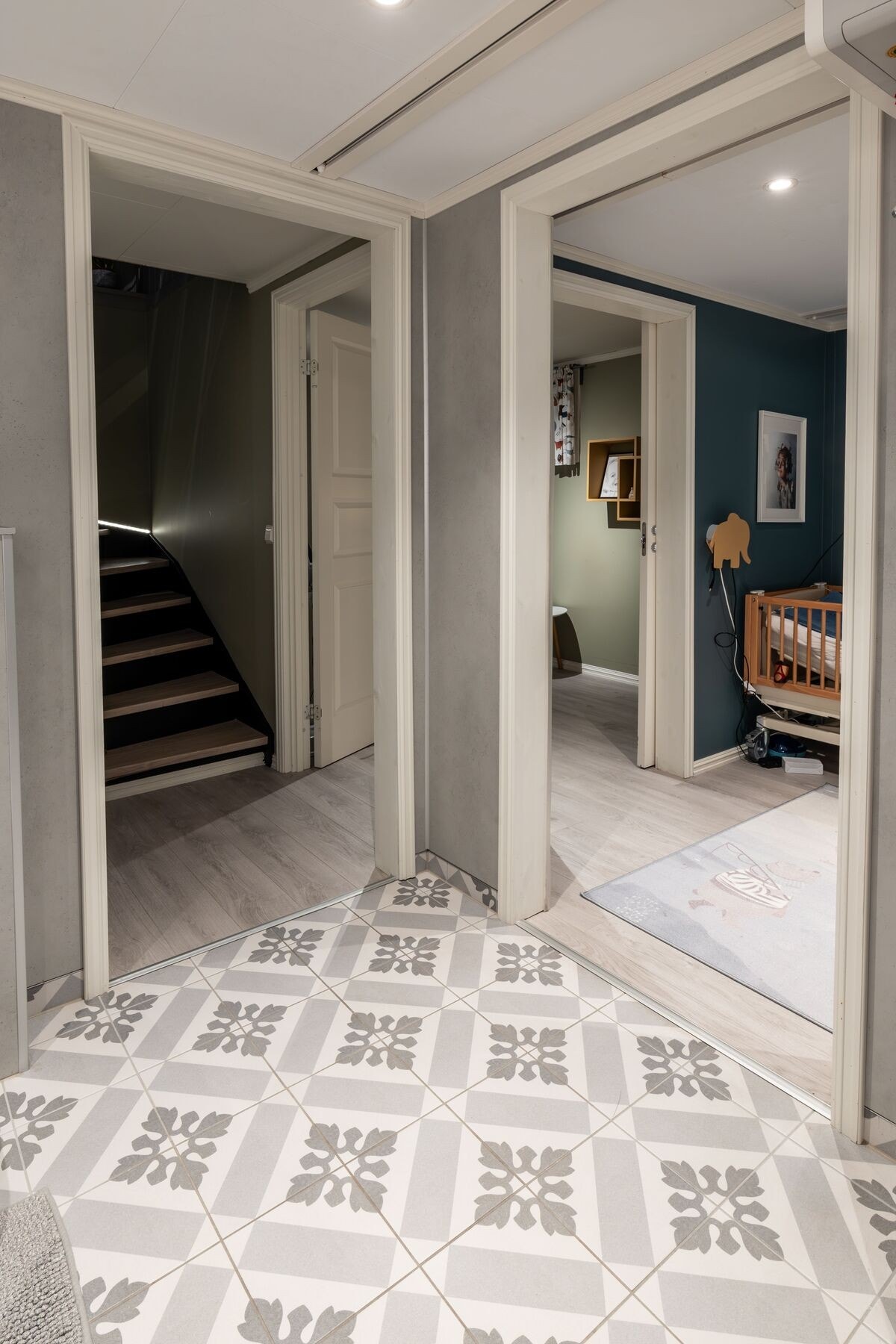 Kjelleretasje med gjennomtenkt og bra planløsning med to soverom(ikke godkjent), bad, vaskerom, kontor, bod og treningsrom. Galleribilde