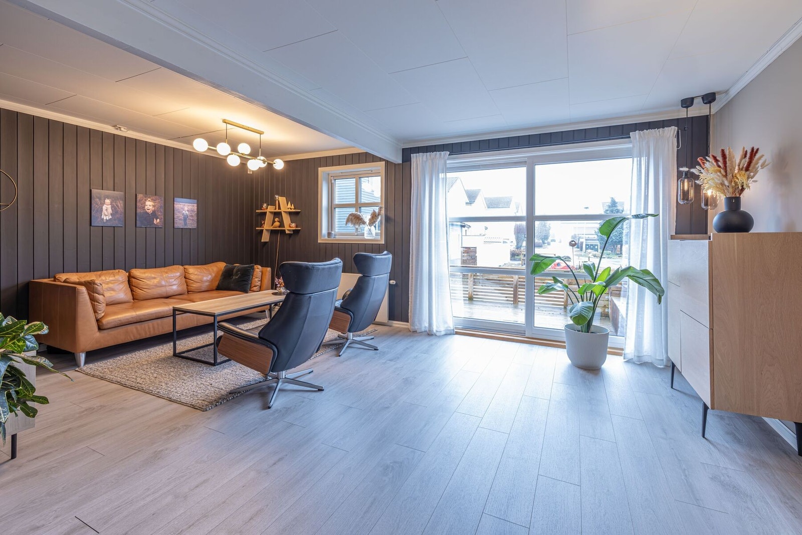 Store vindusflater på begge sider av boligen gir godt med gjennomlys. Galleribilde