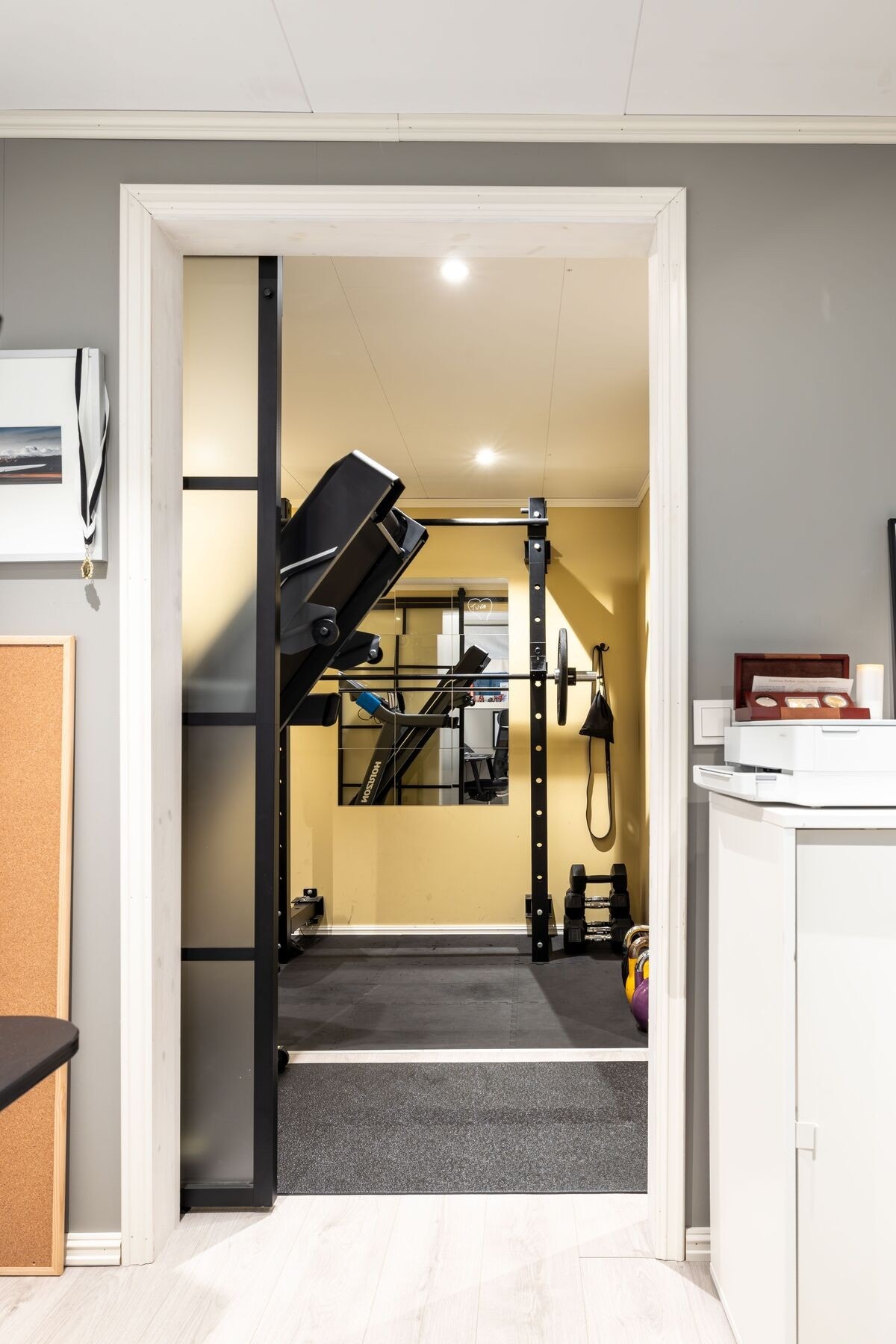 Treningsrom og kontor kan slås sammen om man ønsker en stor kjellerstue. Galleribilde