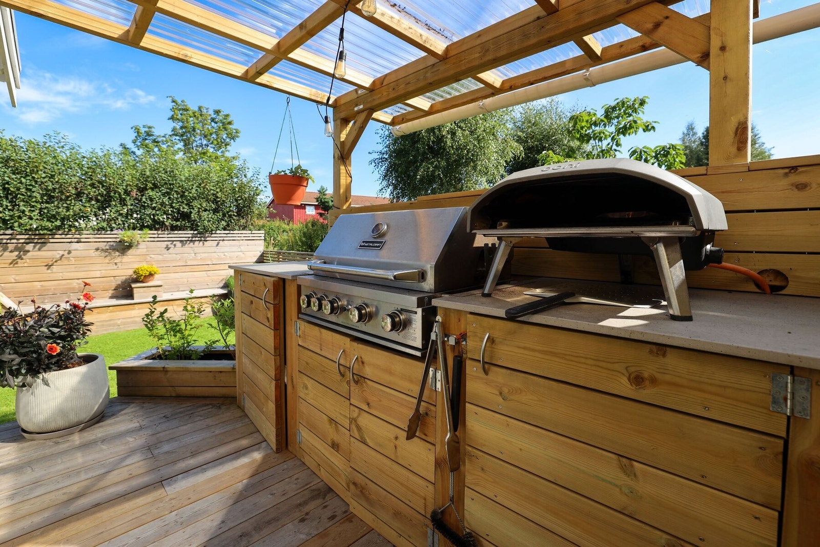 Hagen er pent opparbeidet med flere blomsterbed og mange soner. Galleribilde