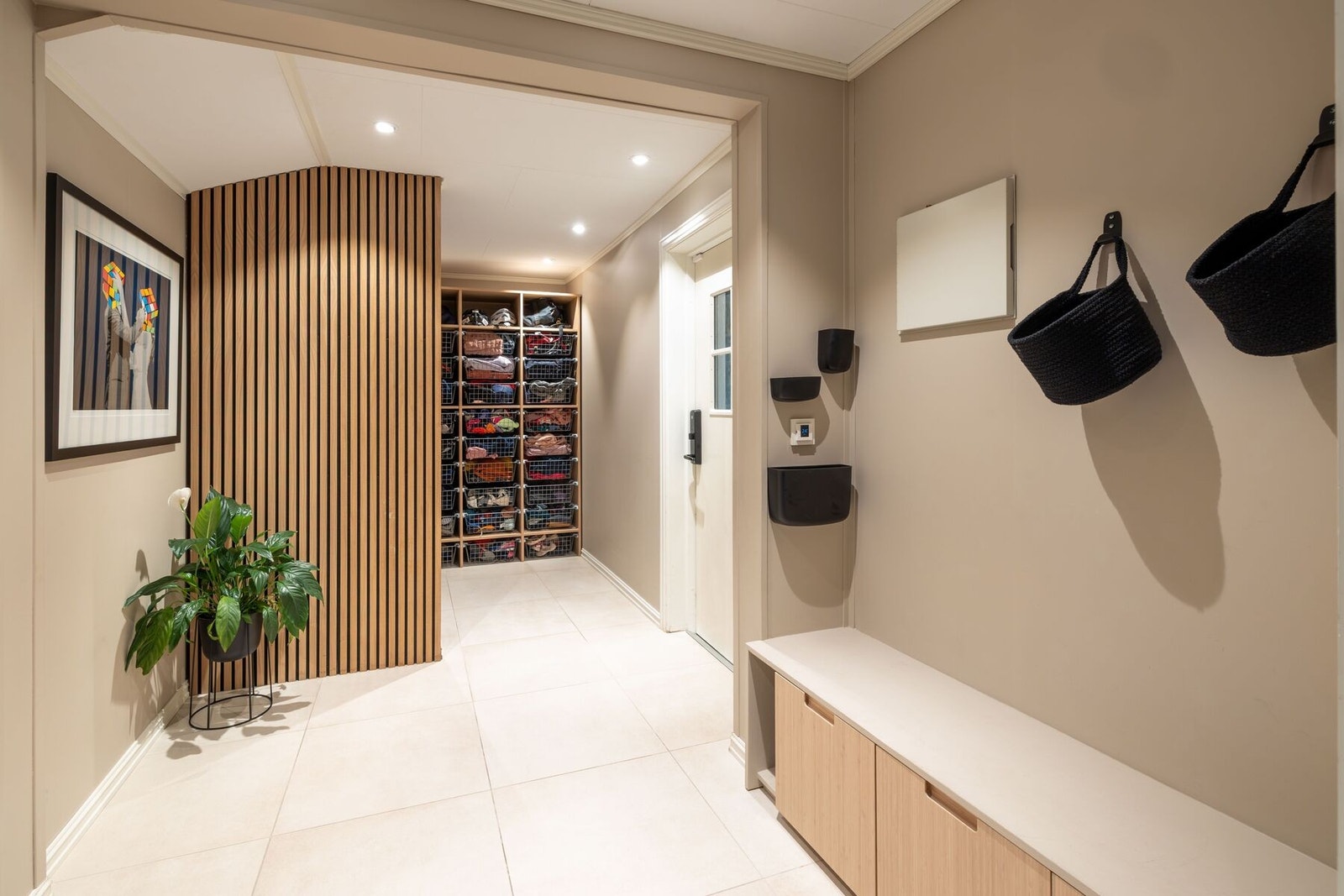 Svært delikat entre med downlights i tak og varme i gulv. Galleribilde