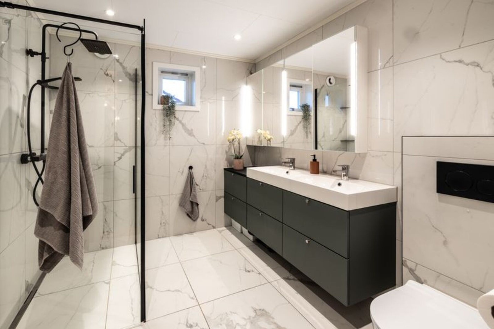 Delikat og romslig bad fra 2021. Galleribilde