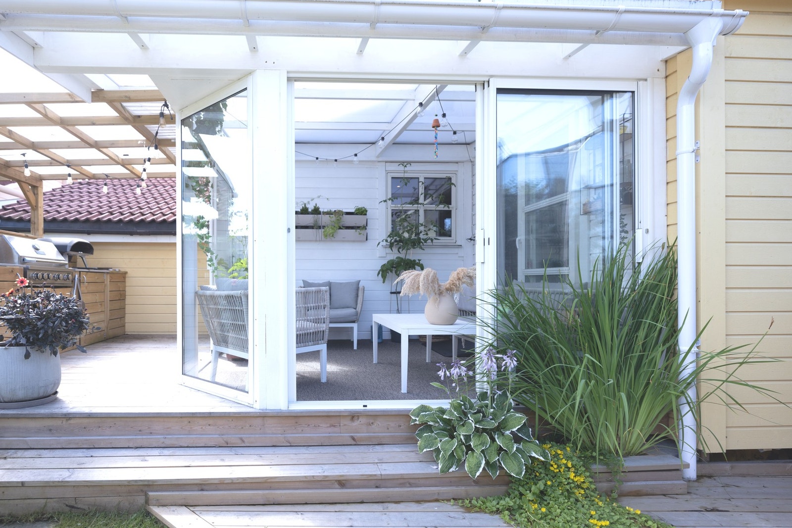 Lys og trivelig vinterhage fra 2024 som gir et ekstra oppholdsrom, hvor man kan invitere til sosiale sammenkomster. Galleribilde